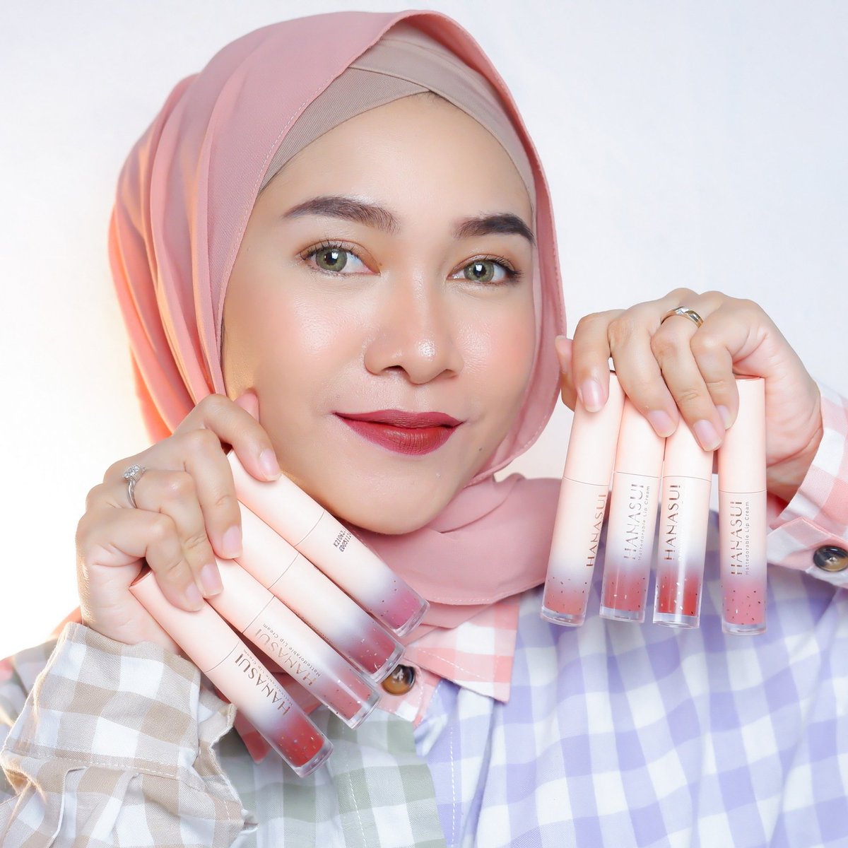 intanfdini's tweet photo. Guys, udah tau kan sama lipcream Hanasui, lipcream sejuta umat, murah tapi gak murahan, bagus banget. Ini Hanasui Mattedorable Lipcream @OfficialHanasui punya shade terbaru! #taktikcantikhanasui #lipcreamhanasui #hanasui https://t.co/kffsxZLWM1