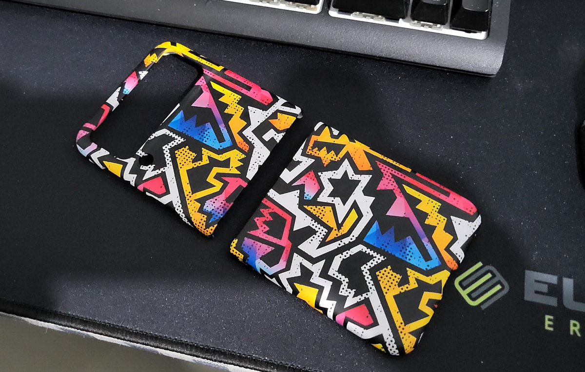 VTrofic's tweet photo. New case for my Galaxy Z Flip3, finally! https://t.co/gzXqtALof1