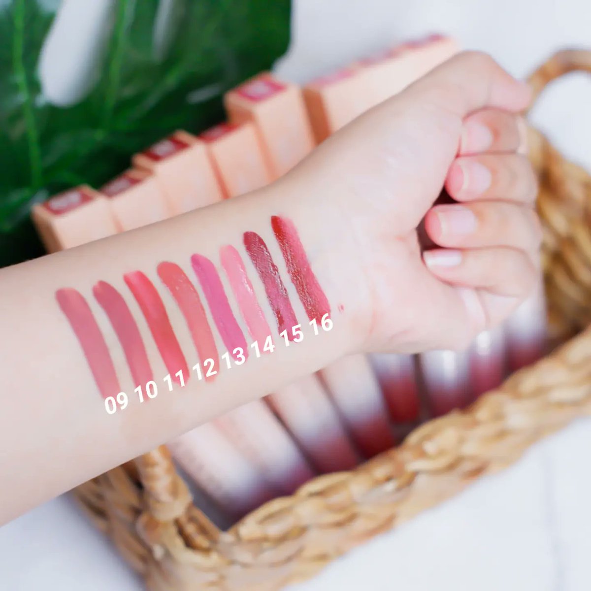 intanfdini's tweet photo. Sekali oles aja warnany langsung keluar, teksturnya creamy bisa dijadiin blush on juga, ini tahan 12 jam dan waterproof! Aku dah coba makan gorengan dia juga g ilang di bibir😍 #lipcreamhanasui https://t.co/dsiA0ljFKY
