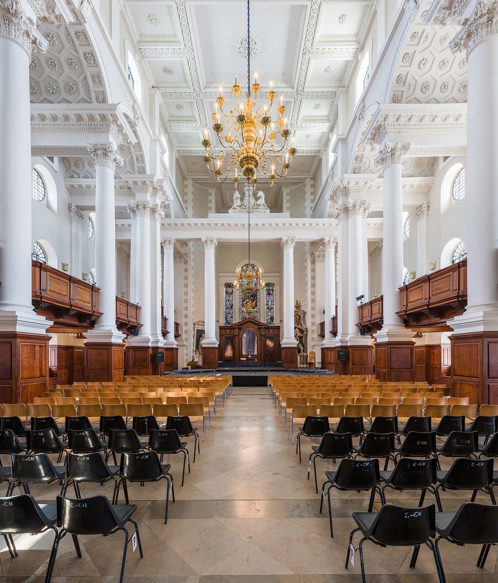 lueyee's tweet photo. The chancel screen in #ChristChurchSpitalfields is rather low-key, but it conveys clearly a spatial difference between you and the altar. https://t.co/iuDPzAiURL