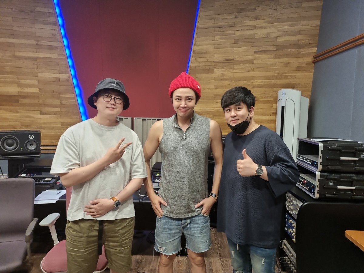 N_tensionstudio's tweet photo. Recording with Jang Keun-suk. I got the best experience last year. 
근짱과의 녹음. 작년 최고의 경험을 선물 받았지. 근짱 땡큐
#장근석 #jks #emotion #majorleaguer #메이져리거 #smoky #Mirage #jangkeunsuk https://t.co/PzsG2Lt1zE