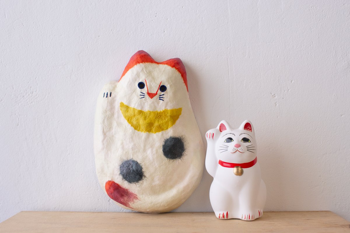 label__a's tweet photo. 本日は、#猫の日 という事で、
招き猫の壁飾りを制作しました！
色和紙を使用した張り子です。

右にいらっしゃるのは、豪徳寺の招き猫さんです🐈🐈‍⬛

#猫 #招き猫 #張り子
#2月22日は猫の日 #ねこの日 #ネコの日 
#にゃんにゃんにゃんの日 https://t.co/9zuCHuWE0R