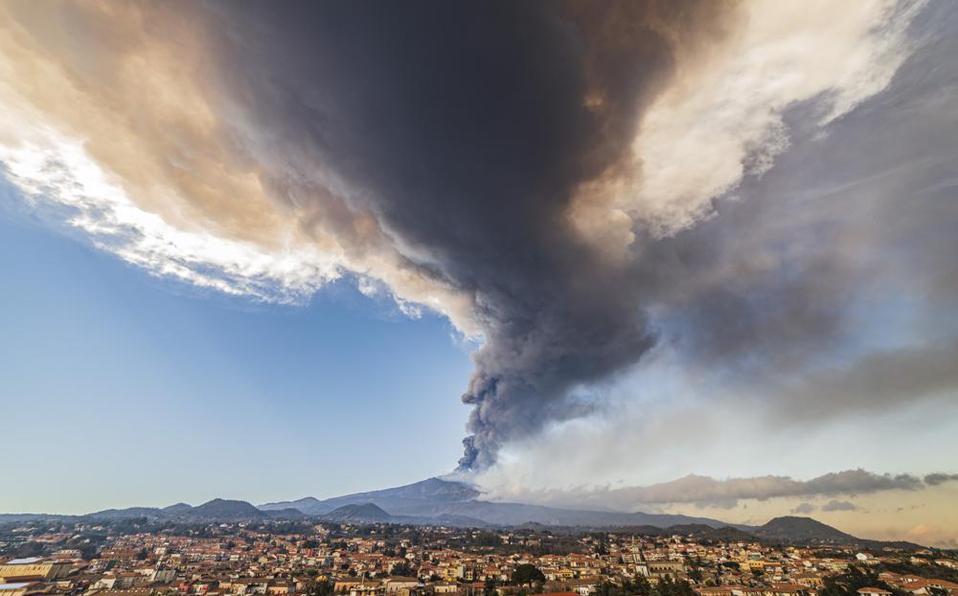 Milenio's tweet photo. ¡Impresionante imagen!

Volcán Etna de Italia expulsa nube de ceniza de 12 kilómetros sobre Sicilia

https://t.co/xXS8QENKXI https://t.co/lYn0NZIcli