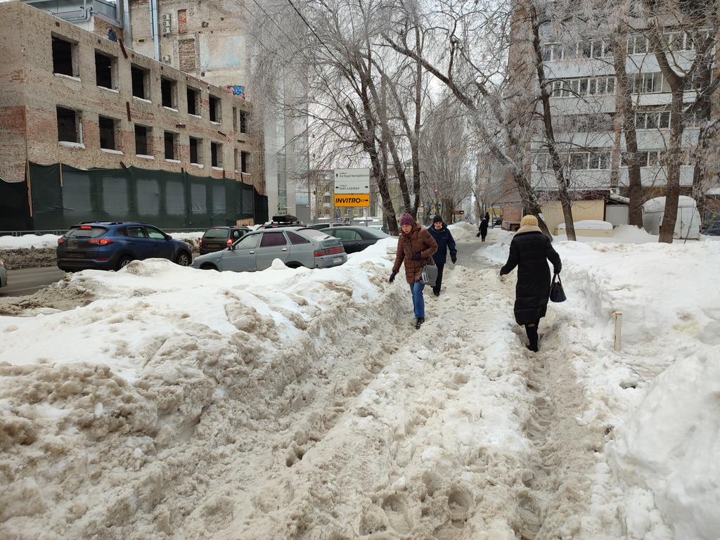 Не знаю, чем провинились пешеходы перед <a href="/Adm_Okt_Samara/">Администрация Октябрьского внутригородского района</a> , но напротив Первомайской, 30 ходить невозможно. 
<a href="/SamMobilePriem/">Мобильная приемная Губернатора Самарской области</a>