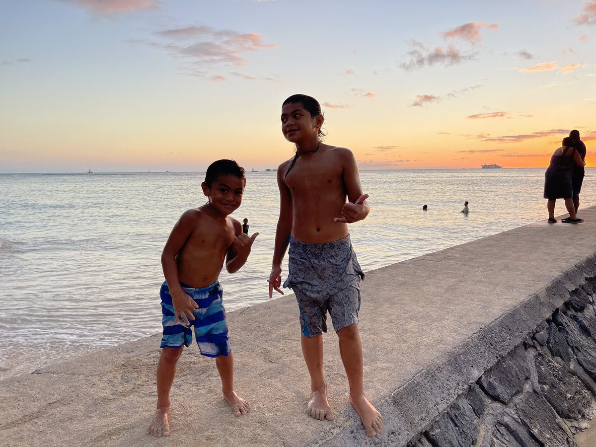 Winter season in Hawaii!!! Beach day with the family 🤙🏽!!! #Bruddahhood #PolyU #Ekomomai #Bows #Warrior