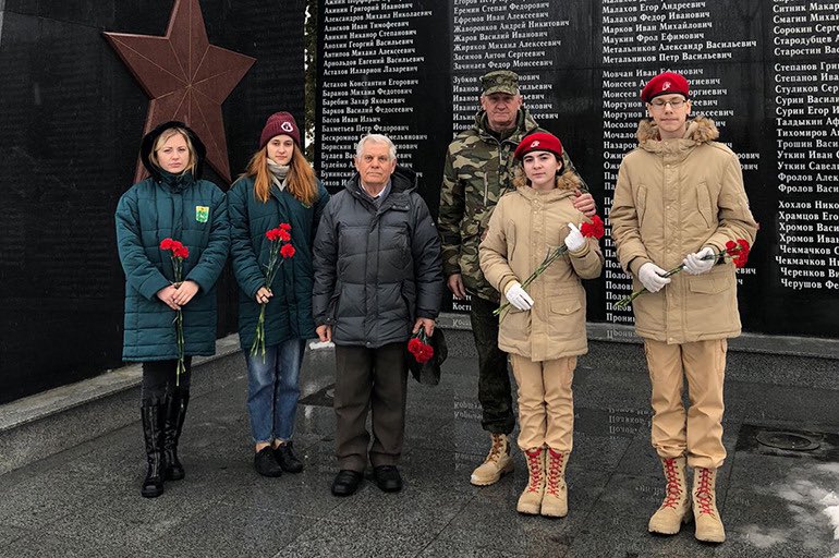 Sosenskoe's tweet photo. В СОСЕНСКОМ ПРОШЛА ПАТРОНАТНАЯ АКЦИЯ ⭐️ 

18 февраля состоялась мемориально-патронатная акция по уходу за памятниками и захоронениями участников ВОВ,  Героев Советского Союза и РФ.

Акция прошла в преддверии Дня защитника Отечества.

#Сосенское #Коммунарка #НиколоХоавнское https://t.co/9InpK921CV