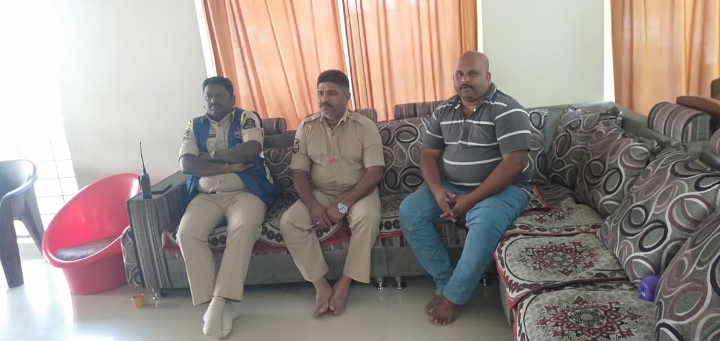 kandimohan4bjp's tweet photo. కిసాన్ మోర్చా హైదరాబాద్ సెంట్రల్ జిల్లా అధ్యక్షులు కంది మోహన్ రెడ్డి గారిని ఈ రోజు ఉదయం స్థానిక గోల్కొండ పోలీసులు హౌస్ అరెస్ట్ చేయడం జరిగింది. https://t.co/LeWnzE42ZB