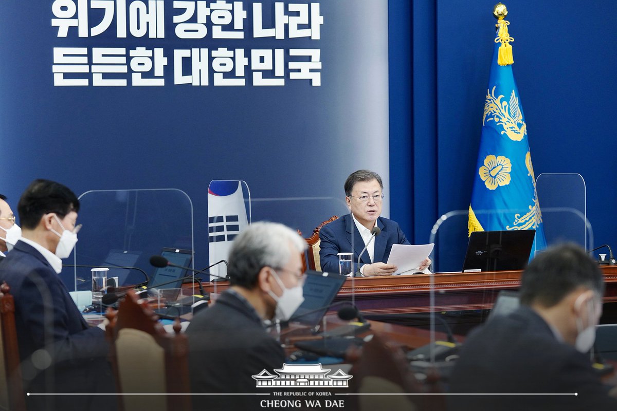 Opening Remarks by Pres.Moon(<a href="/moonriver365/">문재인</a>) at Meeting with His Senior Secretaries

"If we pull through this period well, we'll be able to move more confidently toward recovering our daily lives."

▶Full text : bit.ly/3LPbzpY