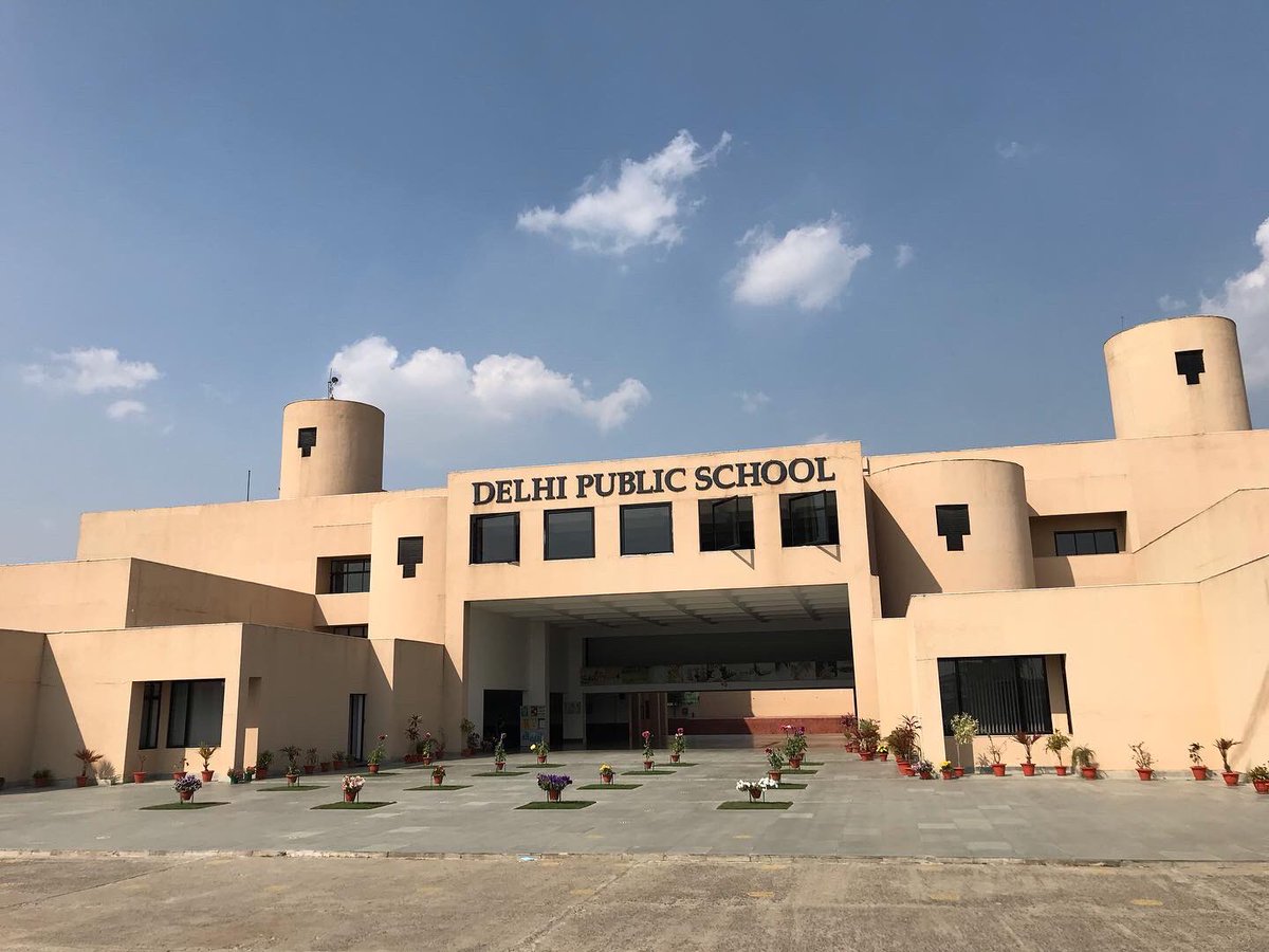 _iamrajaryan's tweet photo. Once a Dipsite Always A Dipsite!! Relived one of my precious moments of life, it really feels great meeting The principal and old teachers, just can’t express in words , #dipsiteforever #dpspatna #dipsite https://t.co/AgslDlnuql