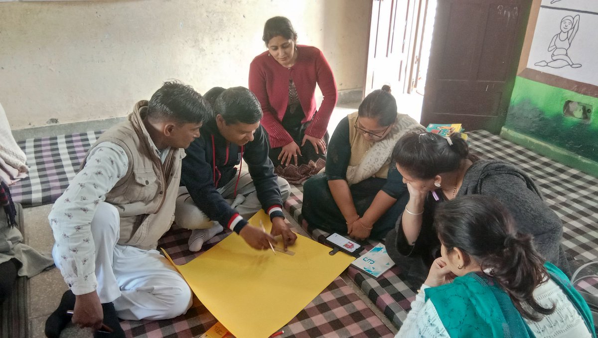 NipunSNP's tweet photo. #FLNTraining के दौरान KRP Sunita Dhull mam और KRP Manju Mam ब्लॉक सोनीपत के प्राथमिक अध्यापकों के संग । सभी अध्यापक इस ट्रेनिंग से बहुत कुछ सीख रहे हैं । https://t.co/SMJgUsXQ7z