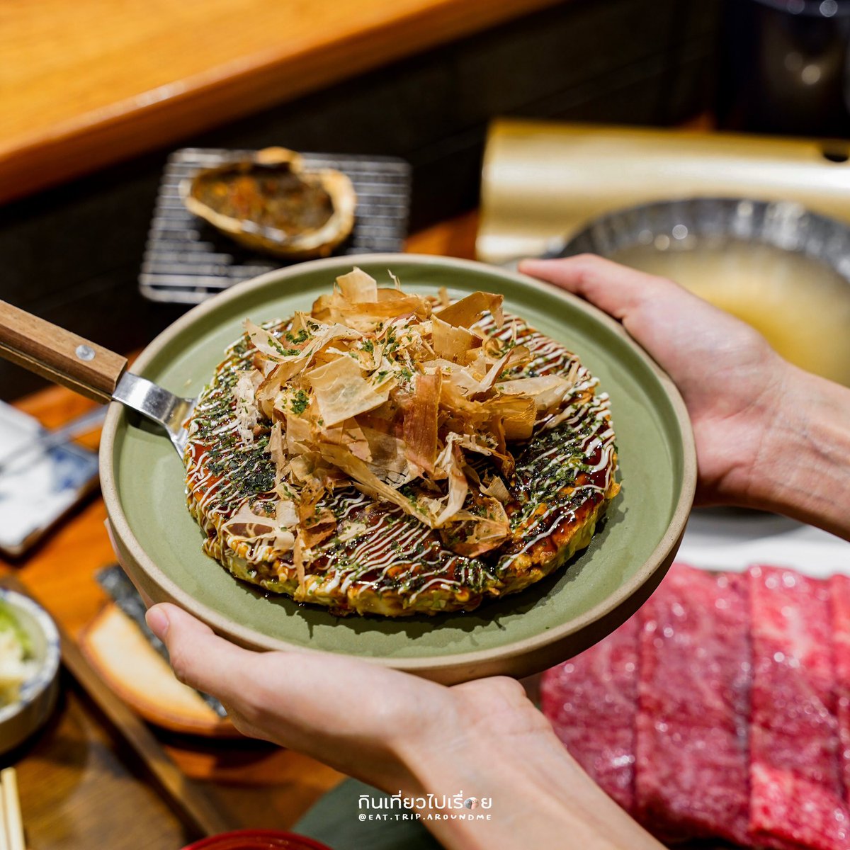 ployycs's tweet photo. 🥢 Kosumosu Japanese Dining
ร้านอาหารญี่ปุ่นงานดี ในสุขุมวิท 23 หน้าร้านให้ความรู้สึกถึงบ้านญี่ปุ่นแสนอบอุ่น ด้านในเน้นโทนสีน้ำตาลอ่อน บรรยากาศเรียบง่าย สบายๆ เมนูห้ามพลาด ชาบูชาบู เนื้อวากิว A4 มาเป็นแบบหม้อส่วนตัว เนื้อดีไม่ไห��� จิ้มน้ำมันทรัฟเฟิลคือใจบางไปเลย🧡

@aroii https://t.co/NpFFYkefE9