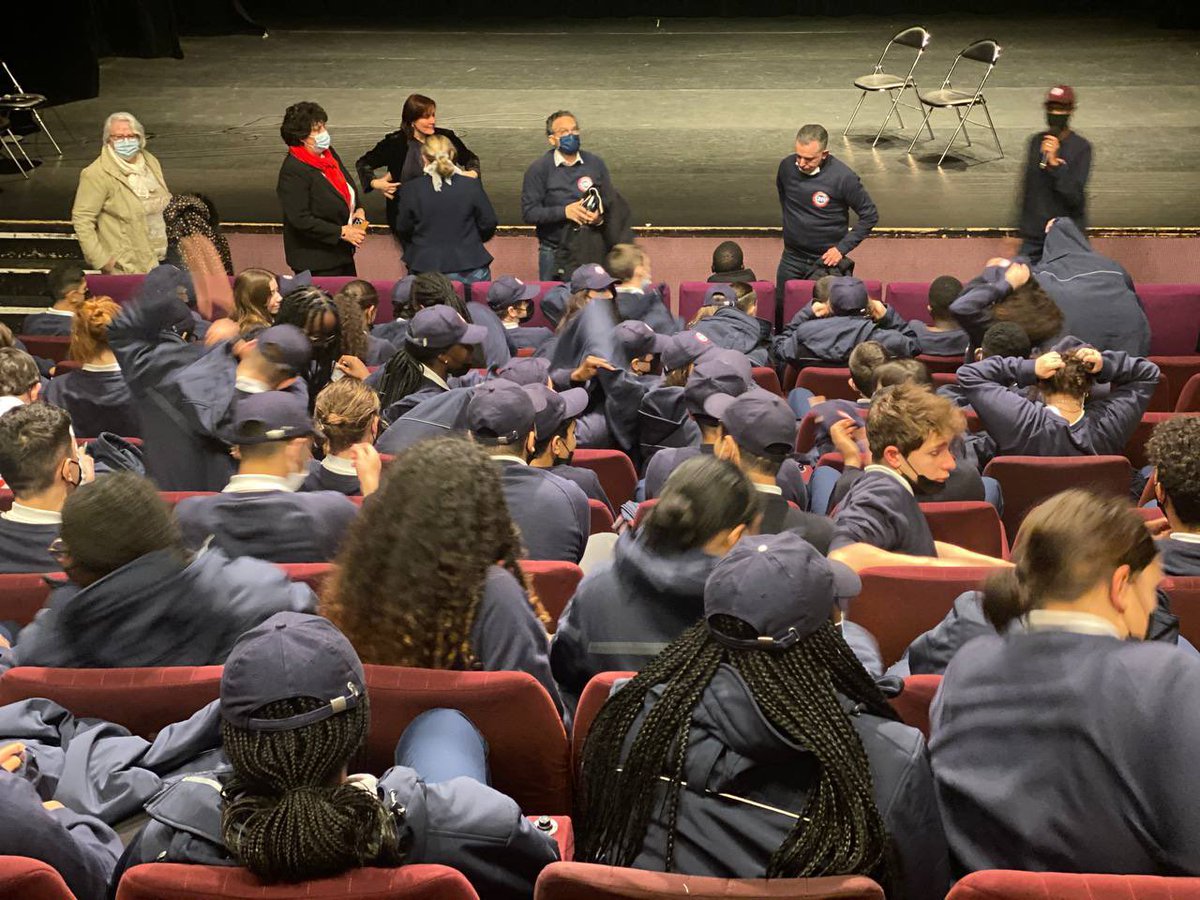 Bel échange dimanche soir, au centre culturel de Dourdan  avec les jeunes du 🇫🇷#SNU afin de discuter sur la lutte contre les discrimination de notre société.

Merci pour ces débats enrichissants. 

Avec <a href="/JocelyneGuidez/">Jocelyne Guidez</a> , <a href="/Romeiro1L/">Laëtitia Romeiro Dias</a> , <a href="/CorceiroDavid/">David Corceiro</a>.