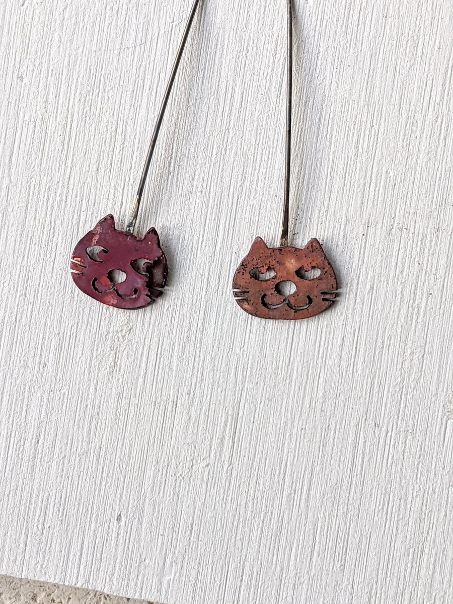 tamanya70140551's tweet photo. #猫の日 イヤリング。
左はロウ付け後。右が完成品。
#blackcat #earrings #firescale
#patina #黒猫 #猫のいる暮らし #metalart #ハンドメイドアクセサリー https://t.co/3kcVorFZql
