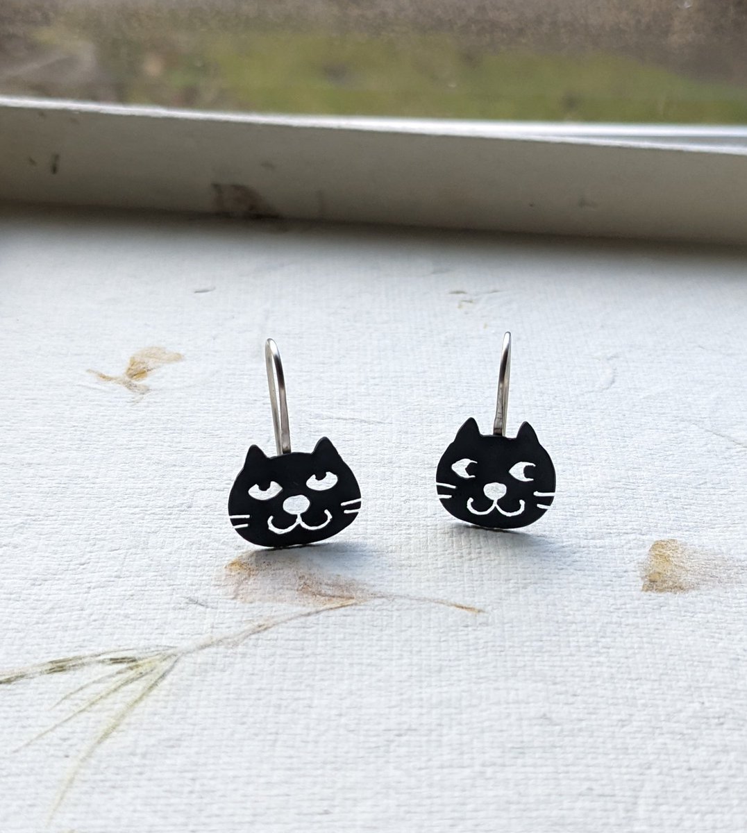 tamanya70140551's tweet photo. #猫の日 イヤリング。
左はロウ付け後。右が完成品。
#blackcat #earrings #firescale
#patina #黒猫 #猫のいる暮らし #metalart #ハンドメイドアクセサリー https://t.co/3kcVorFZql