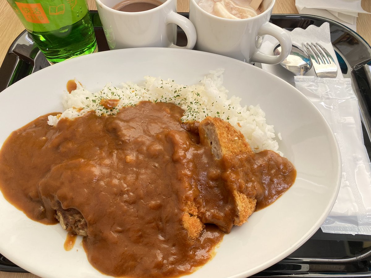 こんにちは✨ お昼ご飯、盛り付けの仕方失敗して美味しそうに出来なかった😂 ハンバーグ&メンチカツカレー頂きます🙏🍛