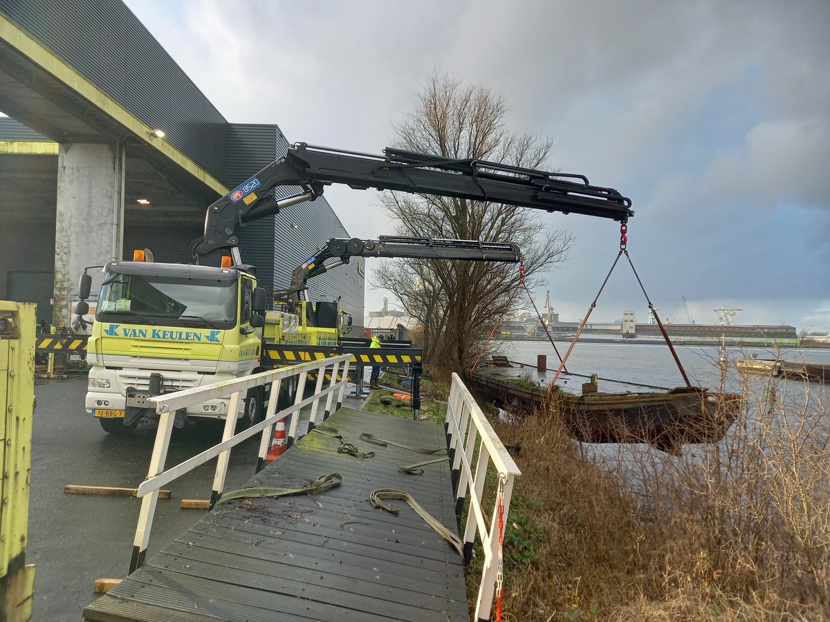 <a href="/van_keulen/">Peter Van Keulen</a> investeert door op vervoer over water. Wij willen het vervoer over water ondersteunen en bieden straks met dit ponton de kans om onze producten en die van anderen over het water te vervoeren. van-keulen.nl/nieuws/renovat…
#CO2  #vervoeroverwater