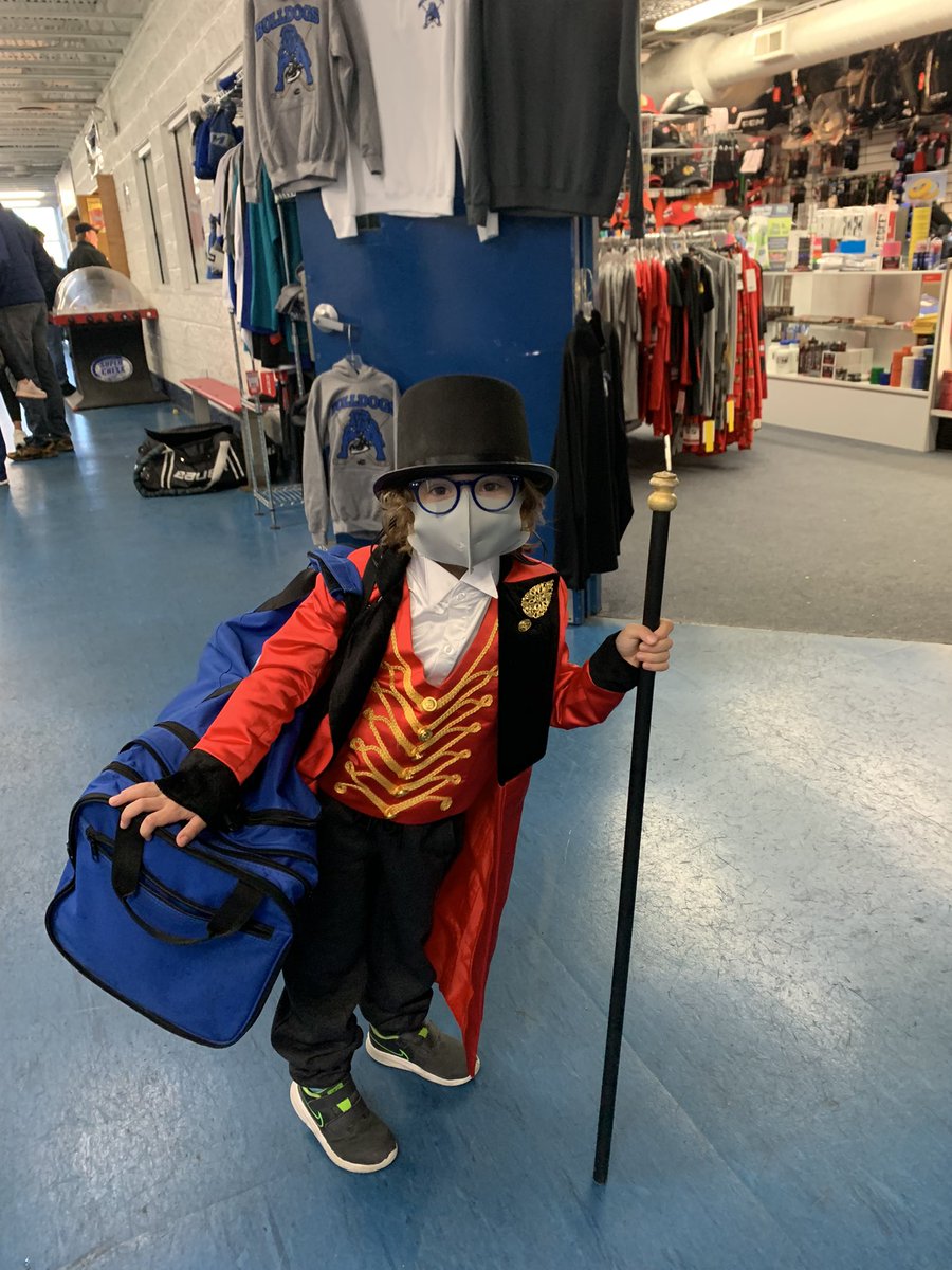 GuidoGreg's tweet photo. @JustinWilliams He’s 5 (from Halloween). Parents at the rink are shocked. If you want to play, you carry your own bag kid! #responsibility https://t.co/tyrpIudM9E