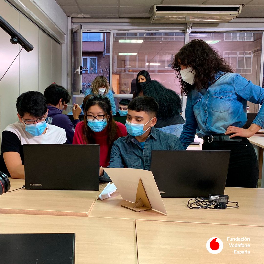 FundVodafone's tweet image. Nos hemos colado en las aulas de dos centros #DigiCraft y #ProjectLab para conocer al alumnado y profesorado que trabaja integrando ambos programas en sus centros.

📌Gracias al @TeideHease y al @cp_sdomingo por abrirnos las puertas y dejarnos compartir esta jornada con vosotros.