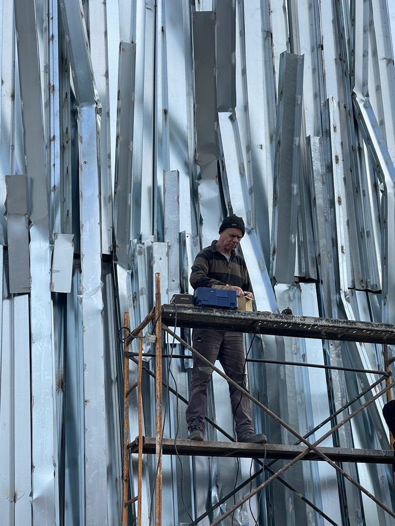 “La Tour” is starting to take shape, this monumental project is already a year in the making.

In principle, you always admire a sculpture from the outside, Philippe’s idea here was to be able to enter the sculpture and discover an inside as well.
