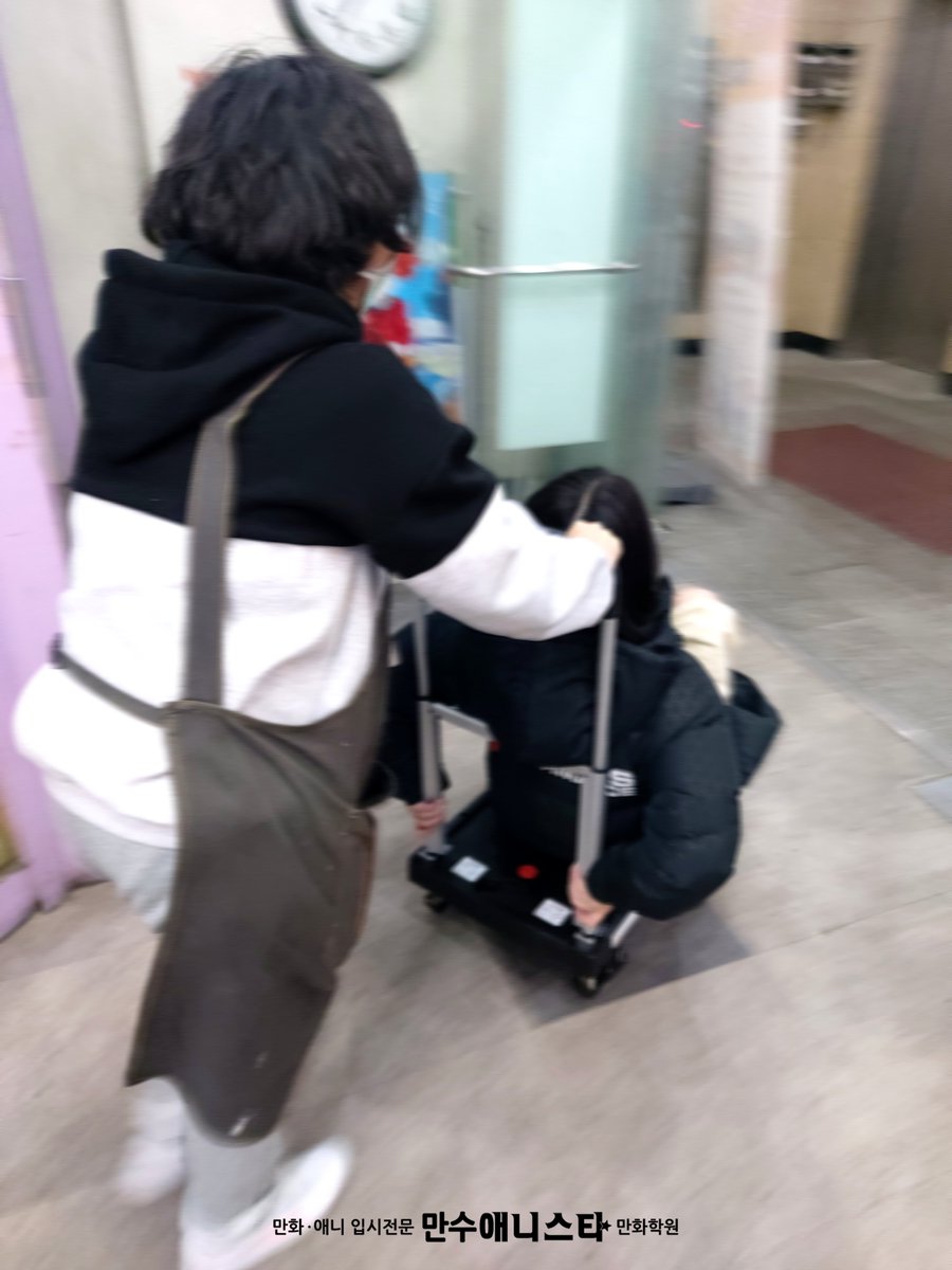 Mht_mansu's tweet photo. 평화로운 토요일 오후, 한바탕 분리수거 후 갑자기 벌어진 카트라이더 한판~!🤣🤣

노는 것에도 이만큼의 열정인 만큼! 그림도 열정적으로 가르쳐주신다구요~!

언제나 유쾌한 쌤들 덕분에 에피소드가 날로 생기는 만수애니스타 🤭🤭

#인천미술학원 #인천웹툰학원 #만수애니스타 https://t.co/k2hieknReh