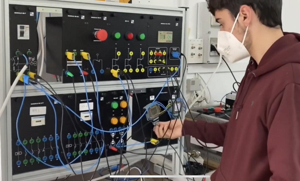 SalesianosPZB's tweet photo. En nuestro Grado Medio de Instalación de Comunicaciones podrás encontrar tu lugar para crecer como persona y profesional, en un sector al alza. Ven y fórmate en el mejor ambiente posible. https://t.co/QvM8tohcWI Somos #muchomasqueunaescuela https://t.co/oBTkggyl0T