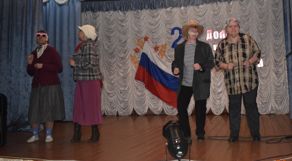 Праздничный концерт, ко Дню защитника Отечества прошёл в Новопятинском БДЦ. Замечательные песни наших гостей - вокальной группы "Подруги" (с.Аршиновка) и забавные сценки в исполнении художественной самодеятельности БДЦ порадовали зрителей и подарили всем хорошее настроение!
