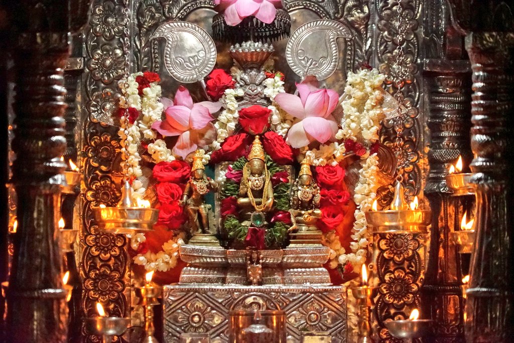 ShankaraPeetha's tweet photo. ಸೇವಕರ ಸಮರ್ಪಣೆಯ ಸೇವೆಯಿಂದಲೇ ಮೂಡಿಬರುತ್ತಿರುವ ಸೌಧವಾದುದರಿಂದಲೇ ಇದು - "ಸೇವಾಸೌಧ"!
ಇಲ್ಲಿ ಶ್ರೀಪೂಜೆಗೆ ಸಹಕರಿಸಲಿರುವ ಅತಿವಿಶಿಷ್ಟ ಮಂಟಪಕ್ಕೆ ರಜತ ಸಮರ್ಪಣೆಯ ಸದವಕಾಶವು ಭಕ್ತರಿಗಾಗಿ ತೆರೆದಿದೆ!

#ಶ್ರೀರಾಮಸೇವಾ https://t.co/FRnaXE3At1