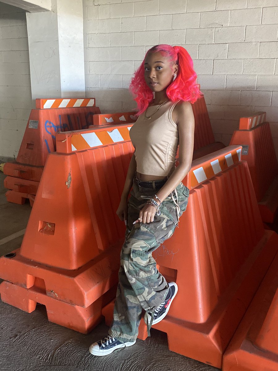thatssavannah1's tweet photo. pink pink hair ⭐️ #pinkhairsav #pinkhair https://t.co/VYcs3N741T