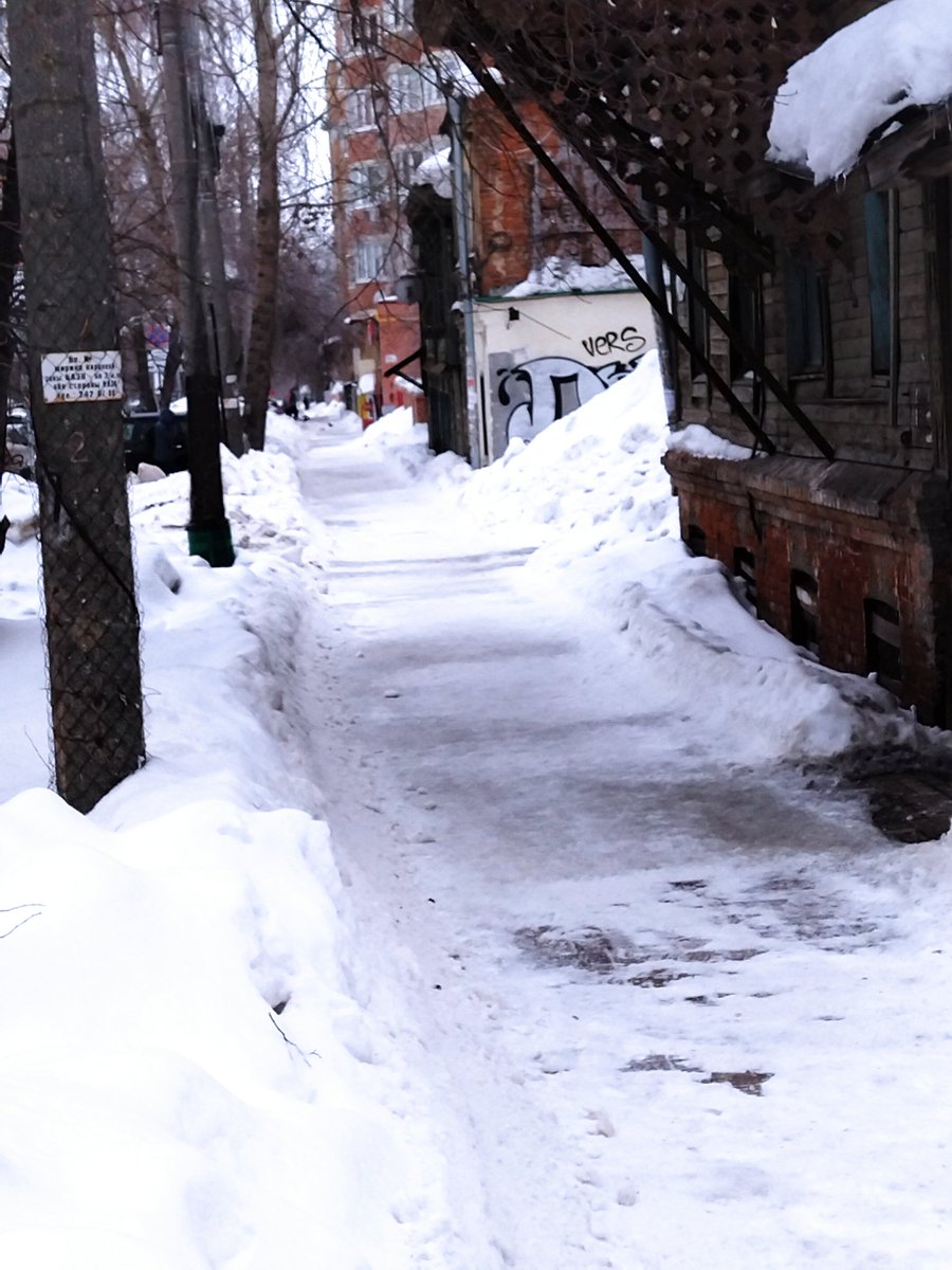 ООО Экомед производит очистку тротуара по ул. Ленинская. <a href="/AdmSamRna/">Администрация Самарского внутригородского района</a> <a href="/rradyukov/">Роман Радюков</a>