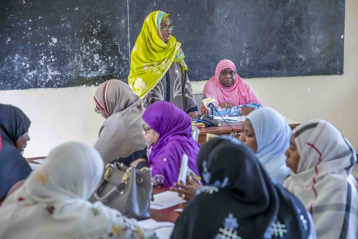 BakizaZ's tweet photo. Mwenyeki wa Baraza la Kiswahili la Zanzibr akiendesha mkuatano wa Siku ya lugha mama Duniani. https://t.co/jMVJmELHVZ