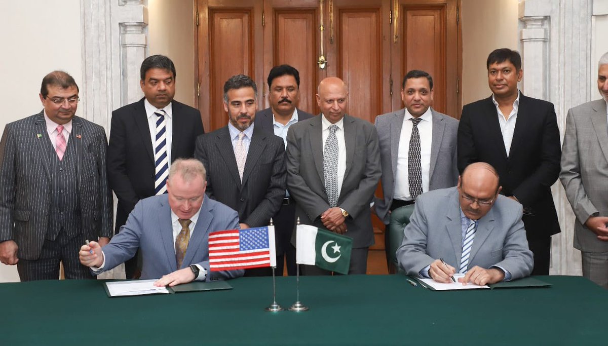 گورنر و چانسلرجامعات پنجاب چوہدری محمدسرور کی <a href="/ULahore/">University of Lahore</a> اورامریکہ کےماہرین تعلیم کےمابین مفاہمتی یادداشت پردستخط کی تقریب میں شرکت
اس موقع پرگورنر پنجاب چوھدری محمد سرور کا کہناتھاکہ شعبہ تعلیم میں دوطرفہ تعاون کیلیے یہ اقدام معاون ثابت ہوگا۔ 
#highereducation
#TeamSarwar