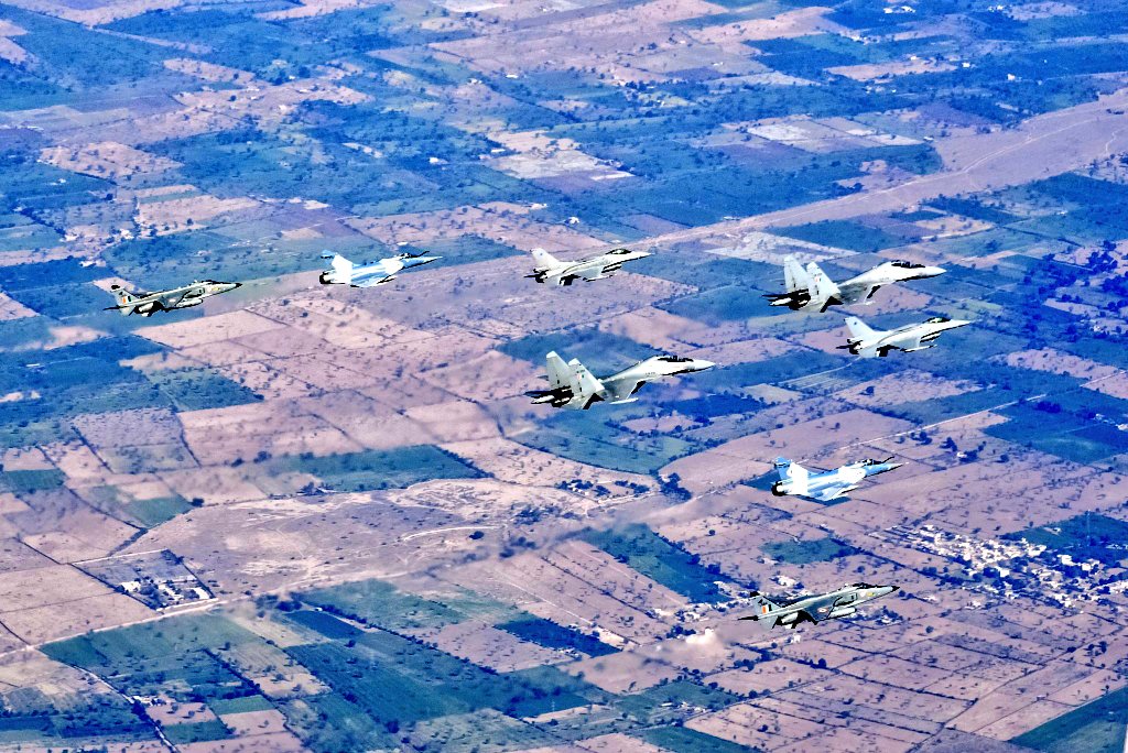 delhidefence's tweet photo. IMAGES: Visiting Royal Air Force of Oman and Indian Air Force take to the skies over Jodhpur, for Sixth edition of bilateral Air Force Ex #EasternBridge2022
Exercise #EasternBridge will continue till 25 Feb 2022, and aircraft include Mirage, Jaguars, Su-30 MKI and F-16 of RAFO https://t.co/8jAXOGtlkG