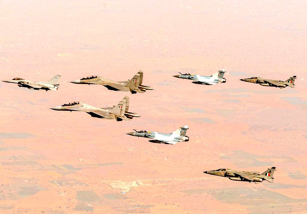 delhidefence's tweet photo. IMAGES: Visiting Royal Air Force of Oman and Indian Air Force take to the skies over Jodhpur, for Sixth edition of bilateral Air Force Ex #EasternBridge2022
Exercise #EasternBridge will continue till 25 Feb 2022, and aircraft include Mirage, Jaguars, Su-30 MKI and F-16 of RAFO https://t.co/8jAXOGtlkG