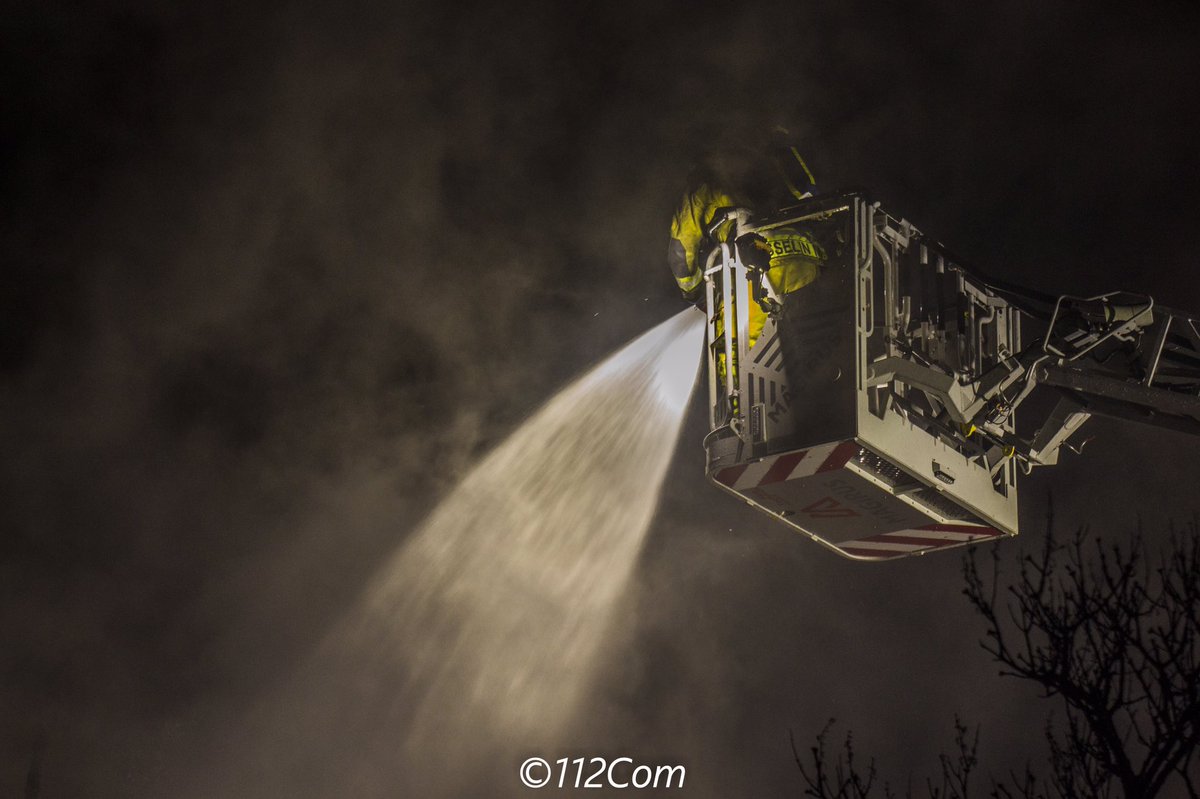 112ComBE's tweet photo. 🇧🇪🚒 Cette nuit, les pompiers de la zone WAPI ont combattu les flammes de l’incendie d’une habitation à Willaupuis. 4 citernes, 2 autopompes et une auto-échelle ont été nécessaires pour venir à bout du brasier. 📸 https://t.co/dS8fJBHCYc