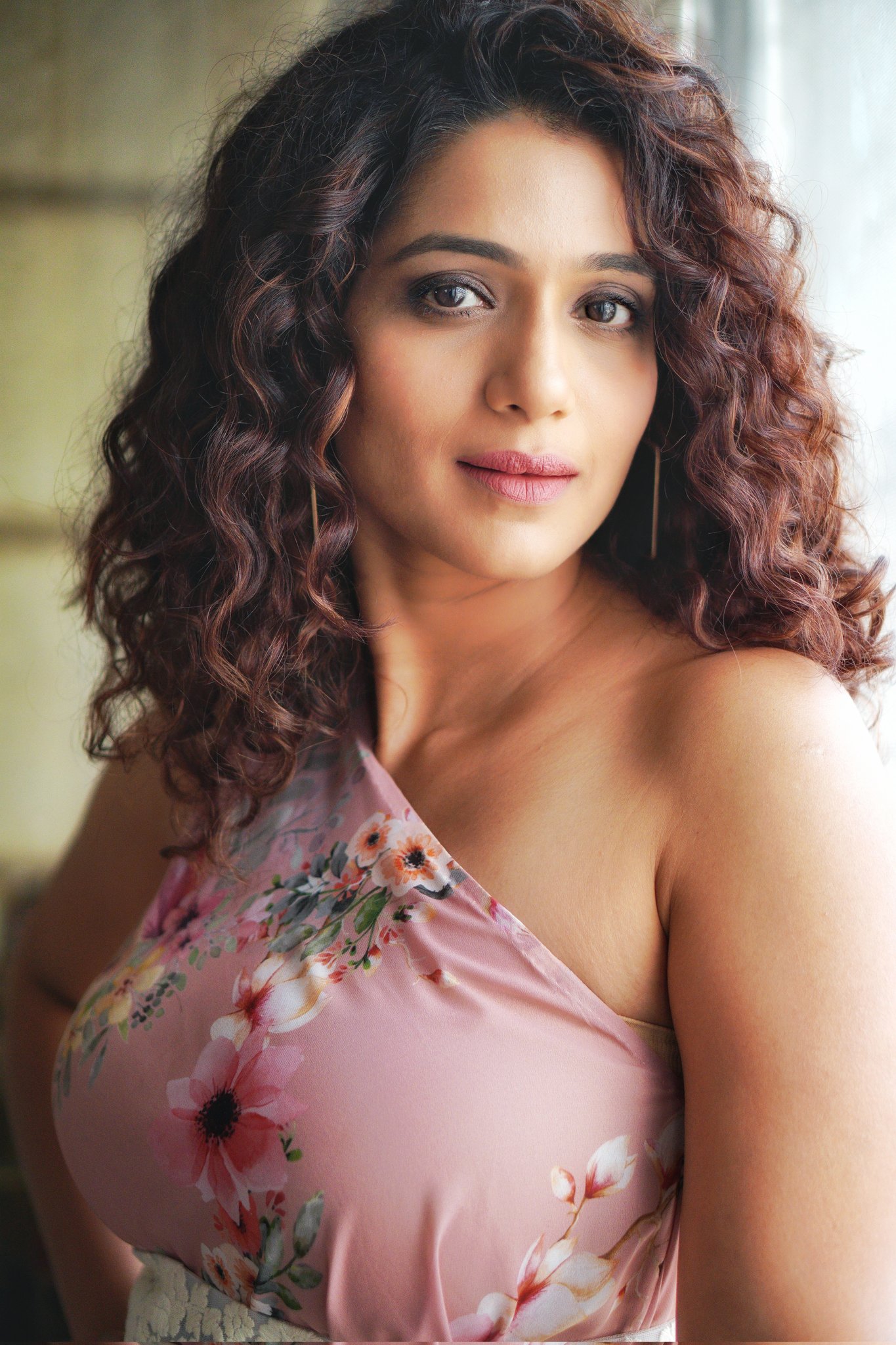Urmilla Kothare on X: ""She's one of the rare ones, so effortlessly  herself, and the world loves her for it." ~ Atticus ❤️ . . . 📸 Photography  - @akshaykolvankarr 👗 Outfit
