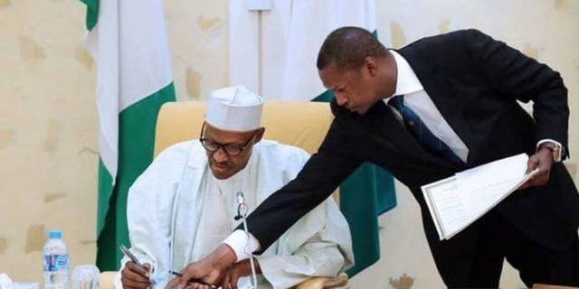 OfficialMikeRay's tweet photo. #TOPICONQUESTTODAY
ELECTORAL BILL; MR PRESIDENT TO SIGN OR NOT TO?
Join the Conversation NOW on  #QuestToday 
#QUESTTODAY With #MikeRay
#QUESTTV https://t.co/Ab6uUK7wna