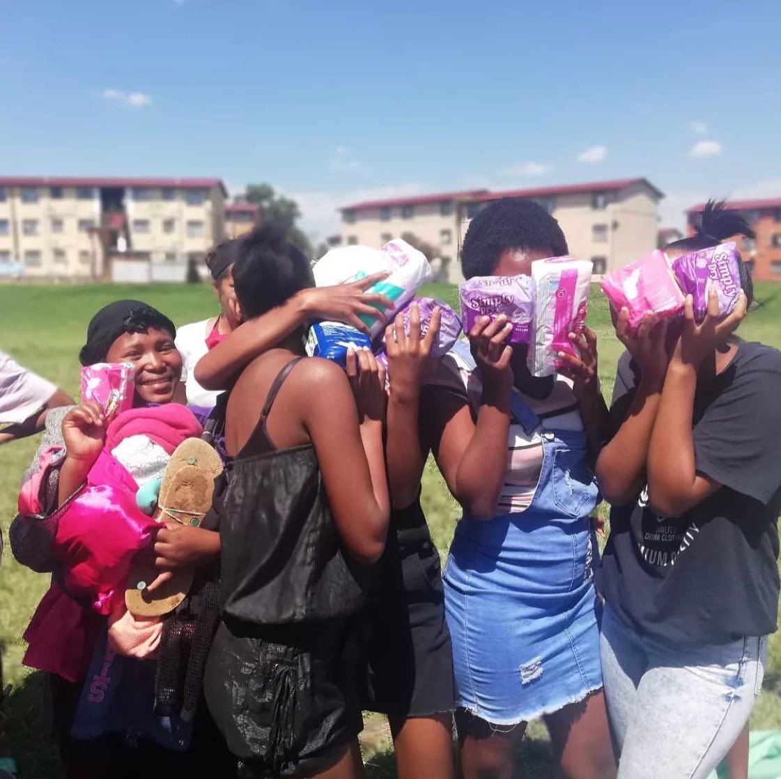 thepadrun's tweet photo. We donated 400 packs of sanitary pads to #GivingWithAPurpose Part of Eldorado Park’s Feeding Scheme. Thank you for the donations, they never go to waste! #ThePadRun https://t.co/jGO9b6WSmS