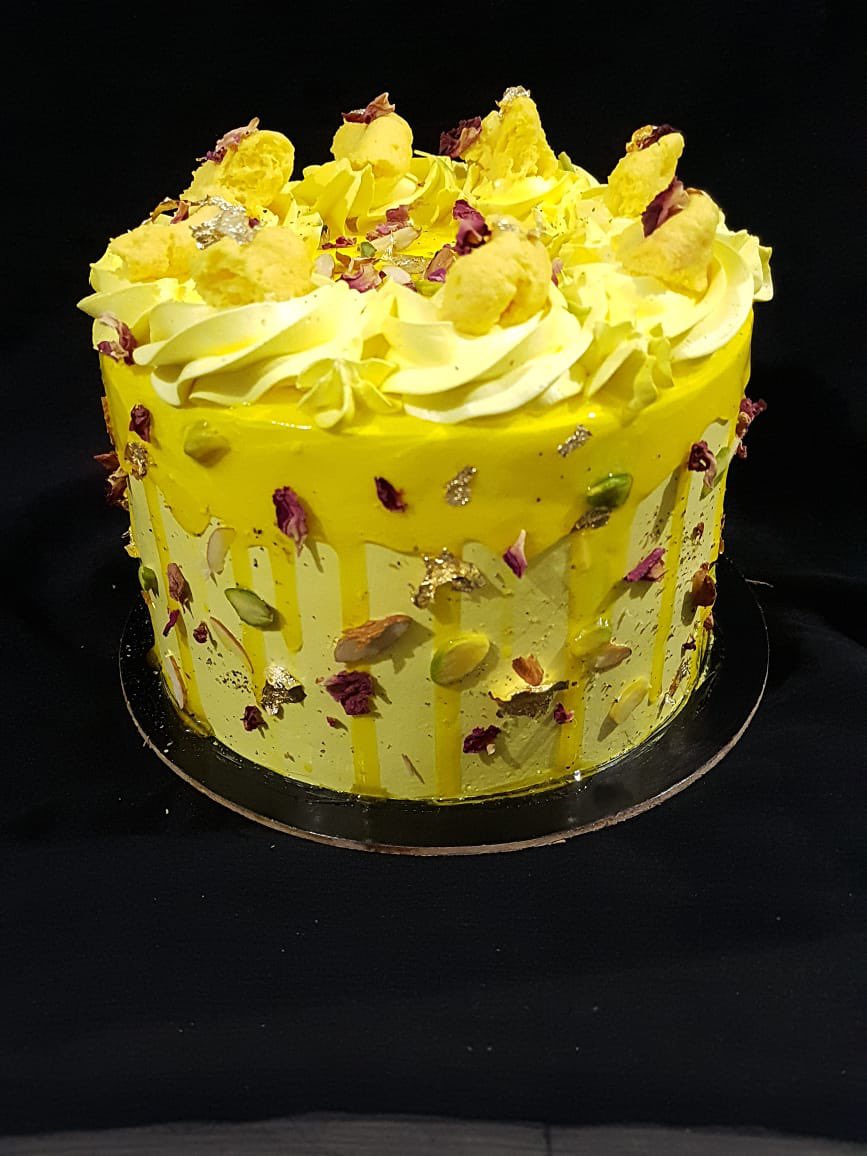 KhaadyaHub's tweet photo. This heartilicious Royal Rasmalai Cake is from Sweetness Hub
Each layer was fully filled with rasmalai chunks and could feel their love for baking quality cakes 
They make cakes up to the level one can expect 
Price - ₹1000(for around 1kg)
Ratings - 5/5
#khaadyahub #rasmalaicake https://t.co/5mWQDkSyza