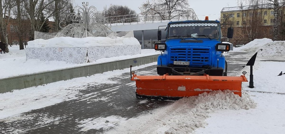 Проводится очистка  от снега сквер Высоцкого.
<a href="/rradyukov/">Роман Радюков</a> <a href="/AdmSamRna/">Администрация Самарского внутригородского района</a>