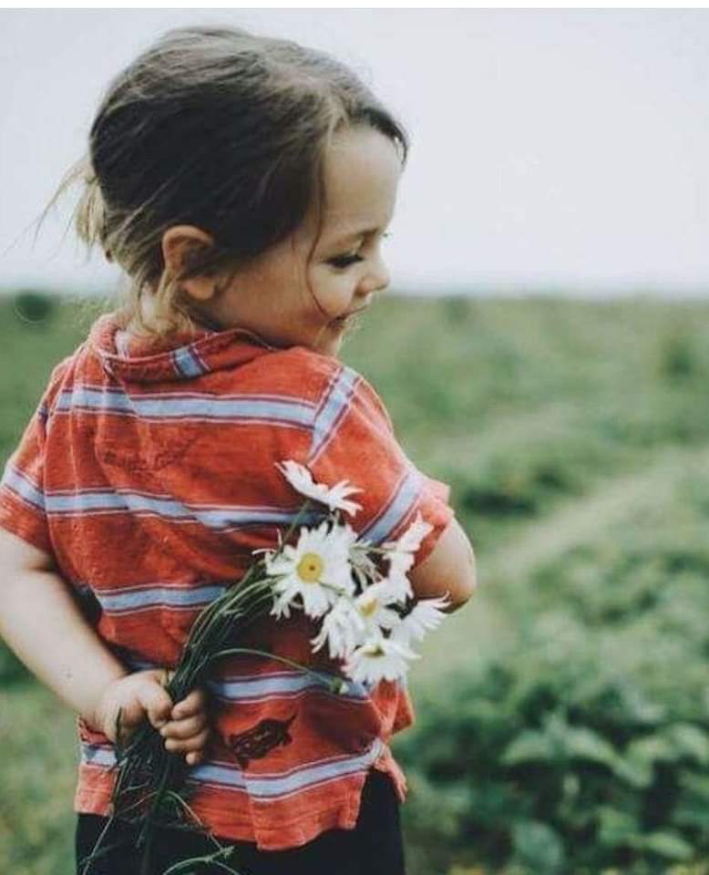 Много маленьких радостей. Дарить радость. Дети с цветами. Маленькие радости жизни. Ребенок дарит.