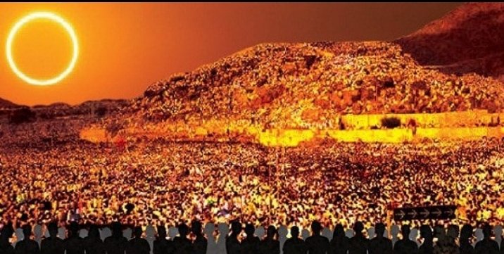 HARI KIAMAT merupakan peristiwa kehancuran alam semesta dan menjadi awal bagi kehidupan yang kekal. Sebelum menuju surga atau neraka, umat manusia akan dibangkitkan lalu dikumpulkan di Padang Mahsyar untuk menjalani pengadilan dari Allah SWT