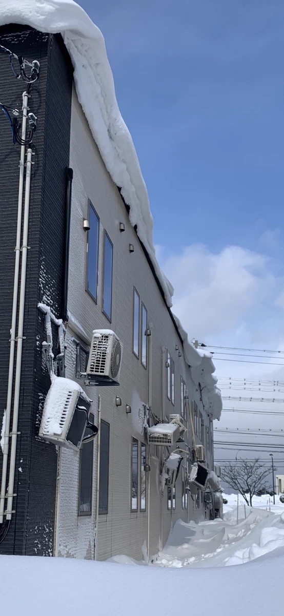 雪の影響が悲惨すぎる！エアコンの室外機がめちゃくちゃに…