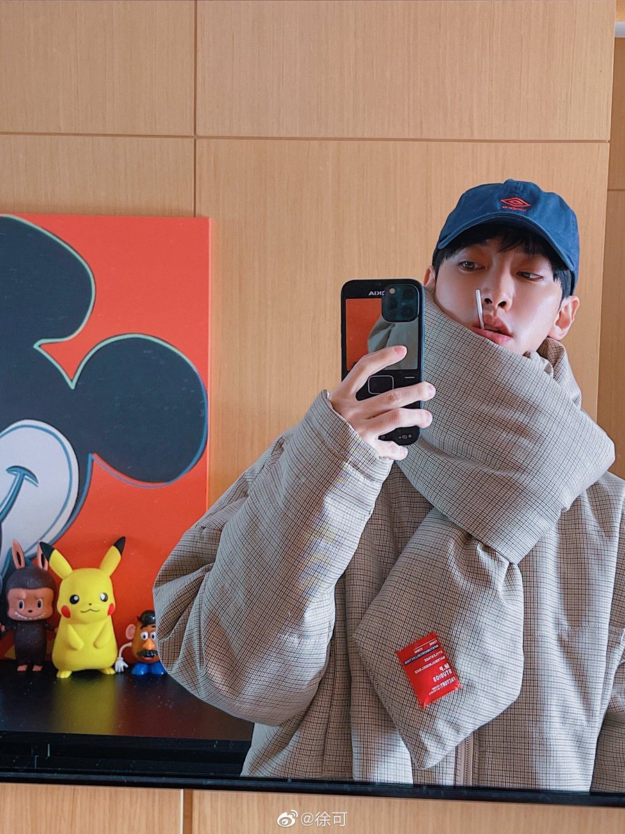 VGT9000's tweet photo. ซ้าย: เด็กชายน้องซานตะ Santa อายุ 23 ปี (1998) วง INTO1 แชมป์โลกสตรีทแดนซ์
ขวา: เด็กชายพี่สวีเข่อ Xuke อายุ 31 ปี (1990) นักแสดงชาวจีนหน้าโคตรเด็ก เห็นแบบนี้แต่บอดีมาเวล https://t.co/kuL5qzL4TI