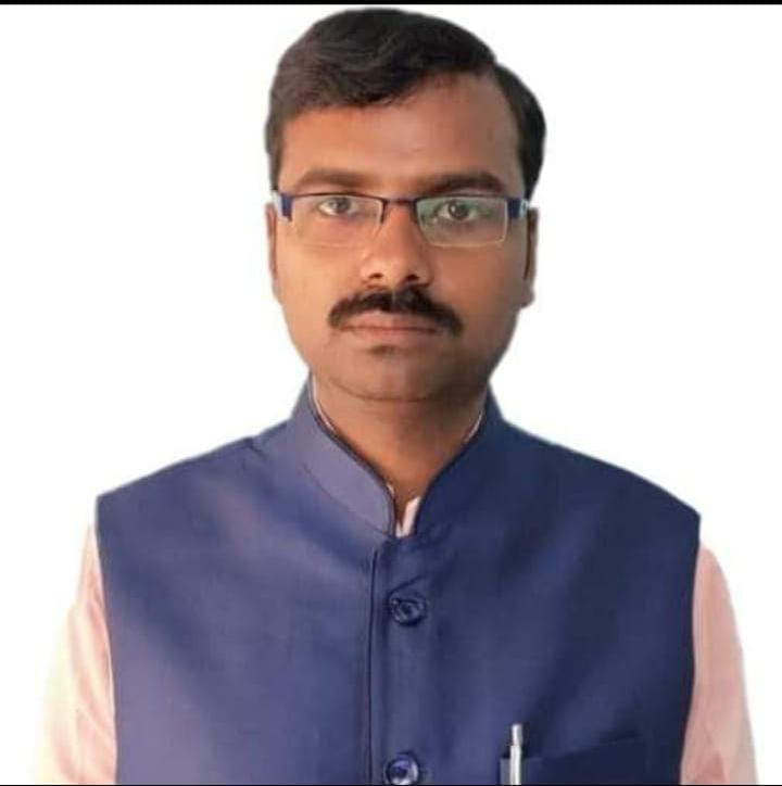 meerfaisal01's tweet photo. बिहार के समस्तीपुर में एक मुस्लिम JDU नेता को गाय के नाम पर मार कर जला दीया जाता है। पुलिस पैसों की लेन-देन का मामला बता रही है, वायरल वीडियो कुछ और बयान कर रहा है। परिवार का कहना है कि धर्म के वजह से लीनचिंग हुई है। कितना सस्ता है नॅ मुसलमान का जान हिंदुस्तान में? 🥲 https://t.co/HPiwTIFxUI
