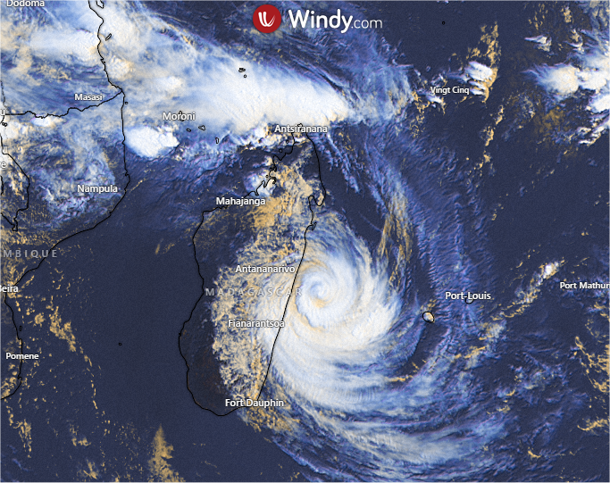 Le cyclone #Emnati se rapproche de la côte est de #Madagascar qu'il impactera en fin de journée ce mardi. 