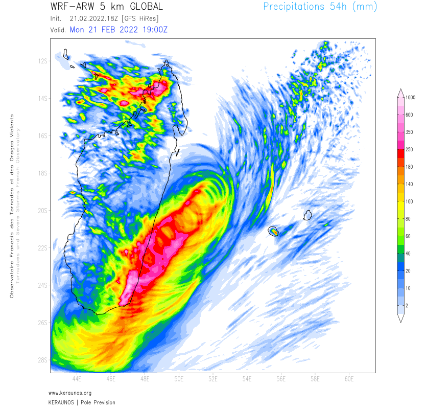 Outre des rafales de vent prévues proches de 200 km/h sur la côte, de très fortes pluies sont prévues sur #Madagascar avec des pointes possibles à près de 1000 mm sur le relief du sud-est de l'île. 