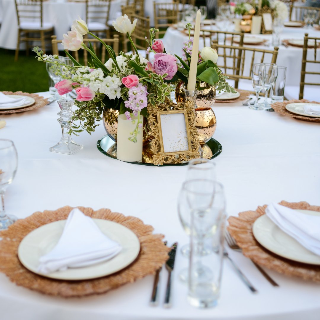 🤩It's all in the details😍
We hire:
-Charger plates
-Napkins
-Mirror plates
-Pillar candles
- Vases
Get in touch today and lets turn your vision into reality
#weddingstyling #wedding