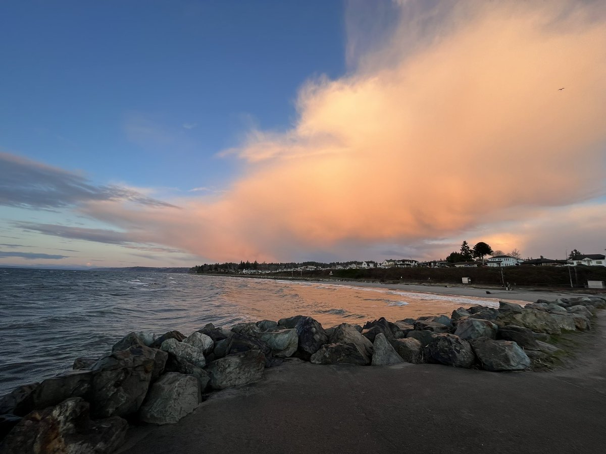Shadiab12's tweet photo. Today’s freezing sunset. Boy was it windy! #pnw #wawx #pnwonderland https://t.co/LWkfvJ2PNH