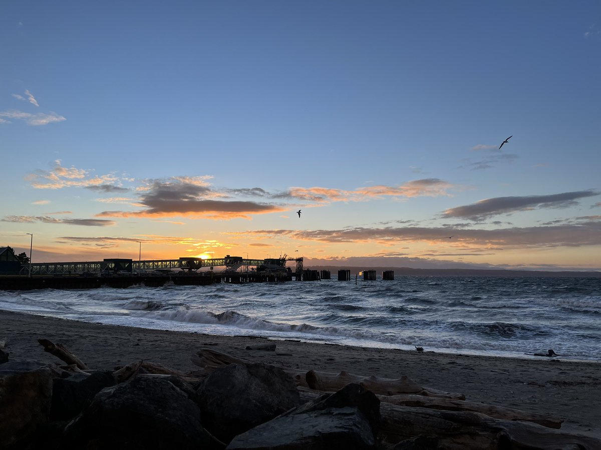 Shadiab12's tweet photo. Today’s freezing sunset. Boy was it windy! #pnw #wawx #pnwonderland https://t.co/LWkfvJ2PNH