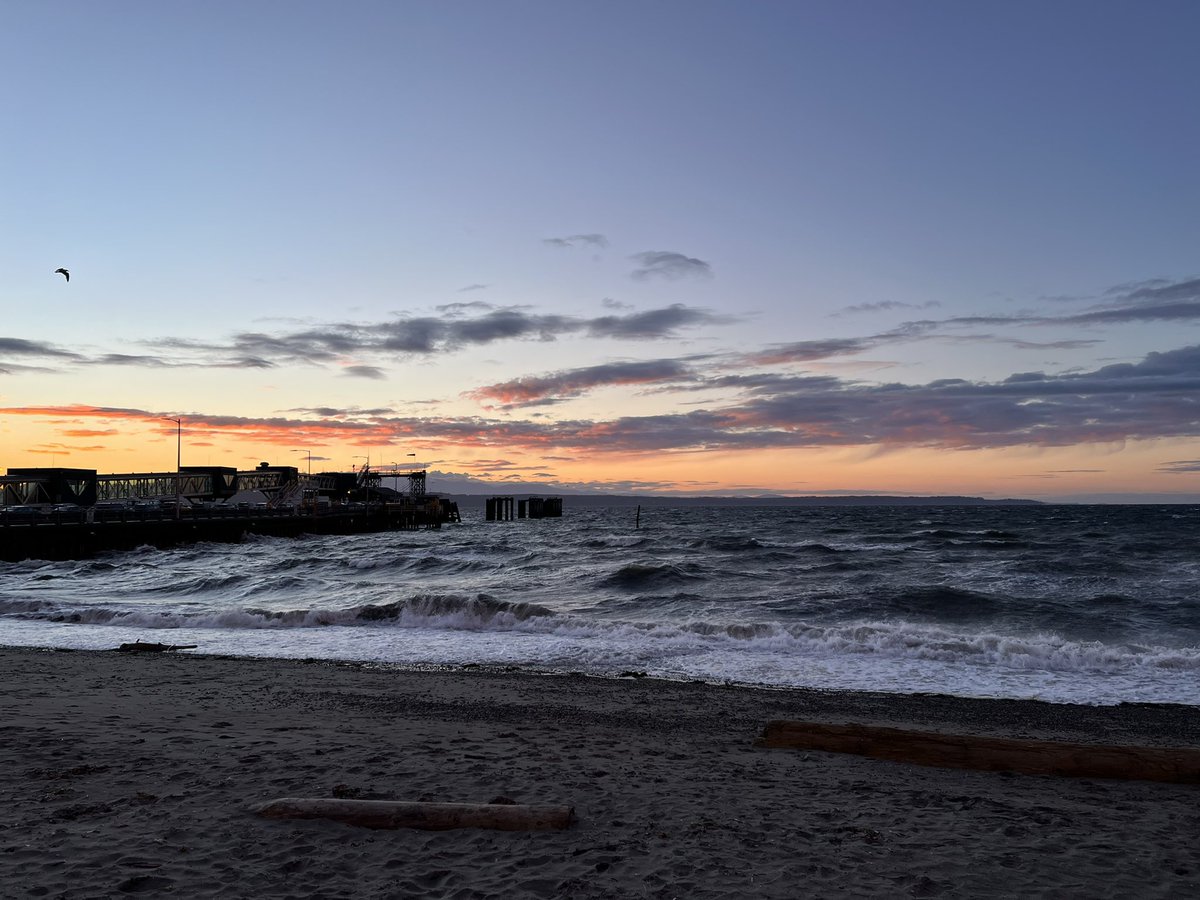 Shadiab12's tweet photo. Today’s freezing sunset. Boy was it windy! #pnw #wawx #pnwonderland https://t.co/LWkfvJ2PNH